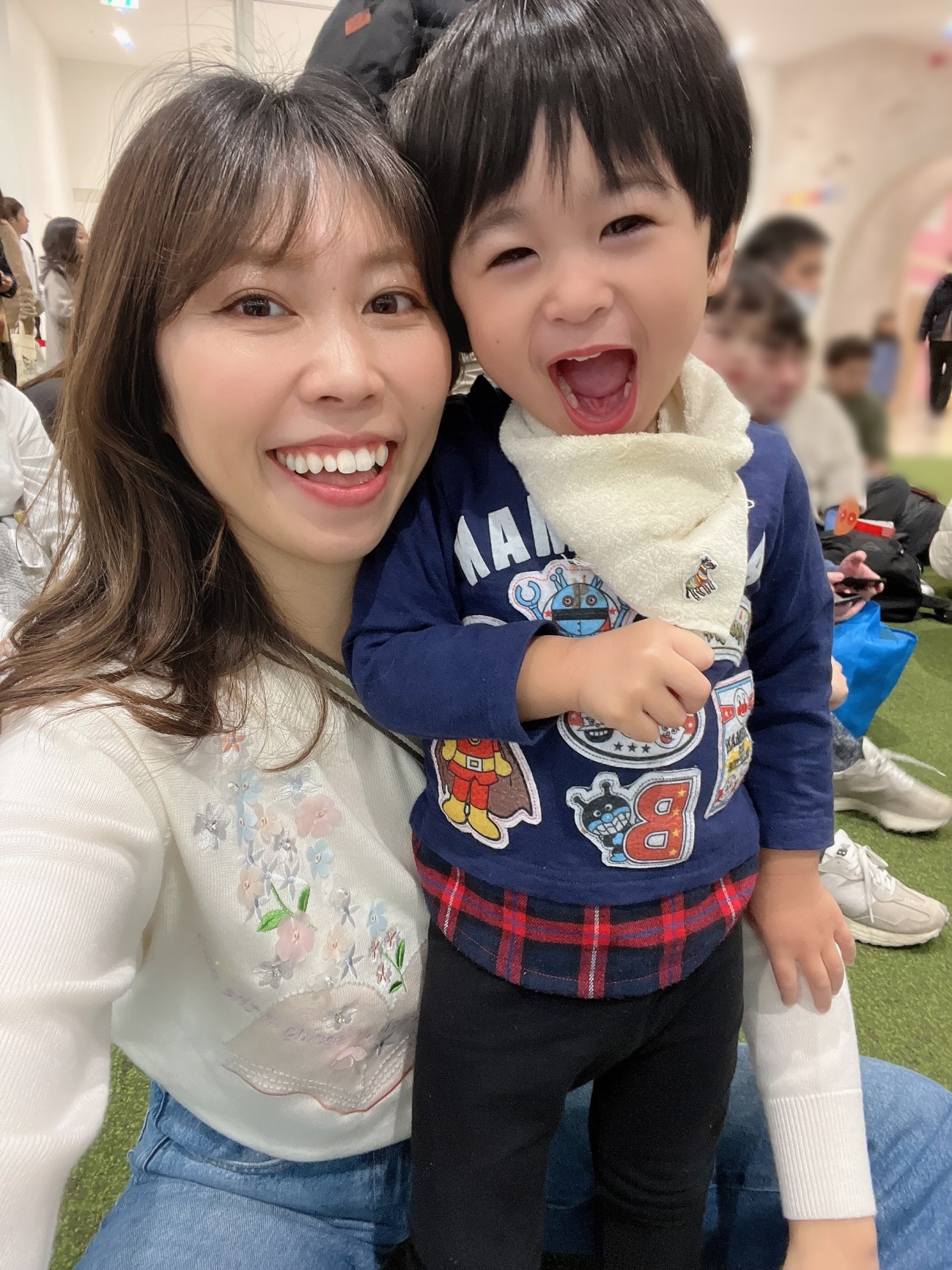 ブックニット│こどもとたくさん遊ぶ日にはデニム合わせも